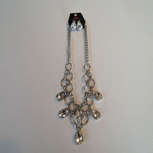 Paparazzi Necklace and Earring set